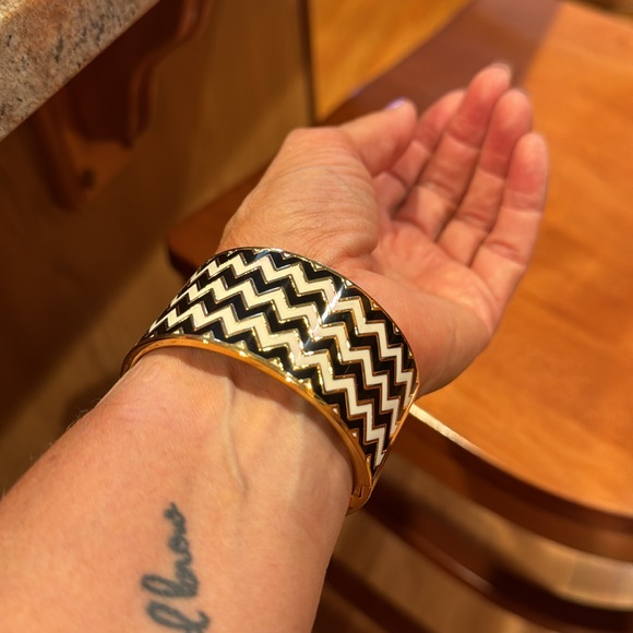 Kate Spade La Vida Loca Hinged Idiom Bangle - Picture 3 of 7